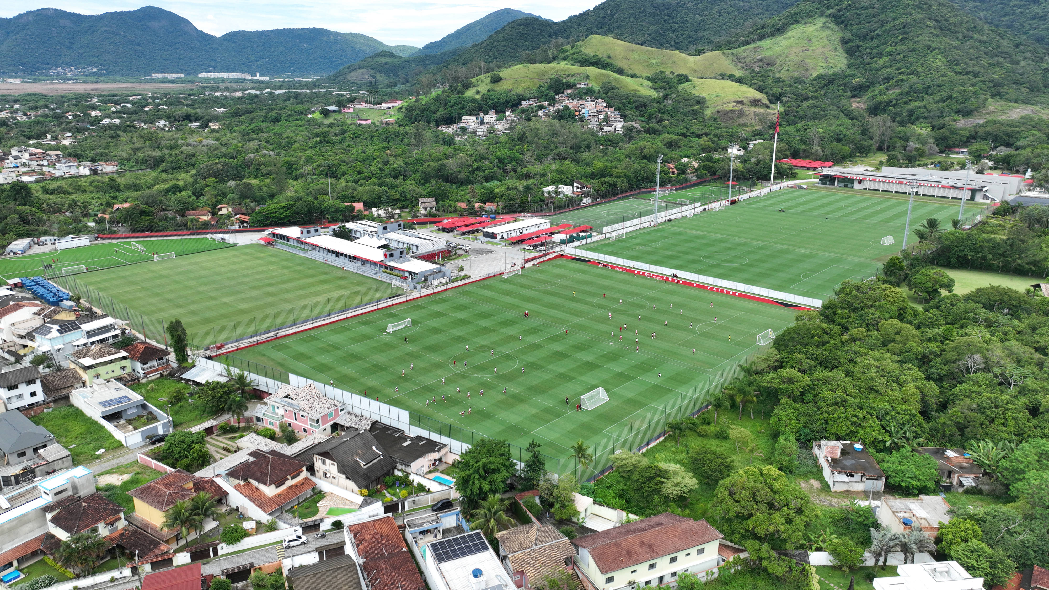 四分之一巴西人支持的足球队,如何搞青训?_弗拉门戈_球员_训练