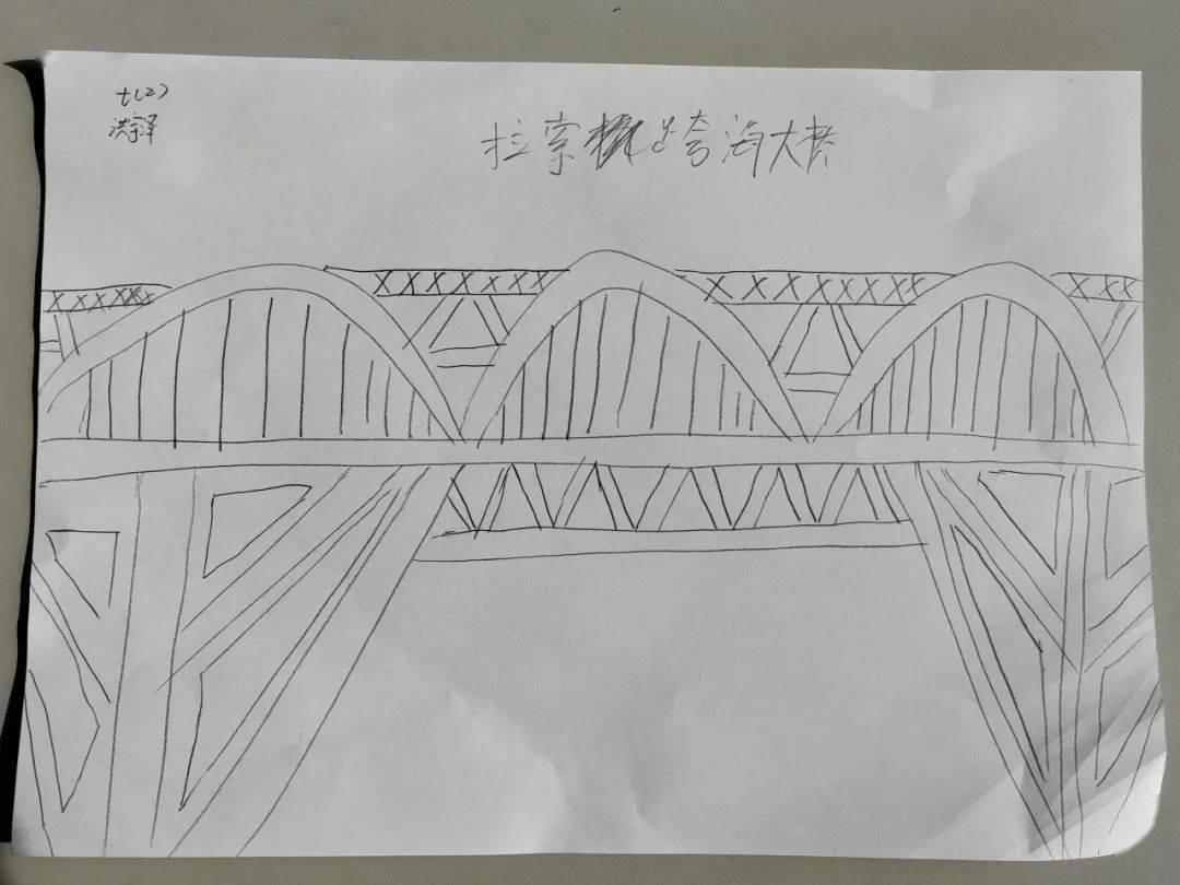 在今日的工程教育第二节课上,学生们充分展现了他们对桥梁设计的独特