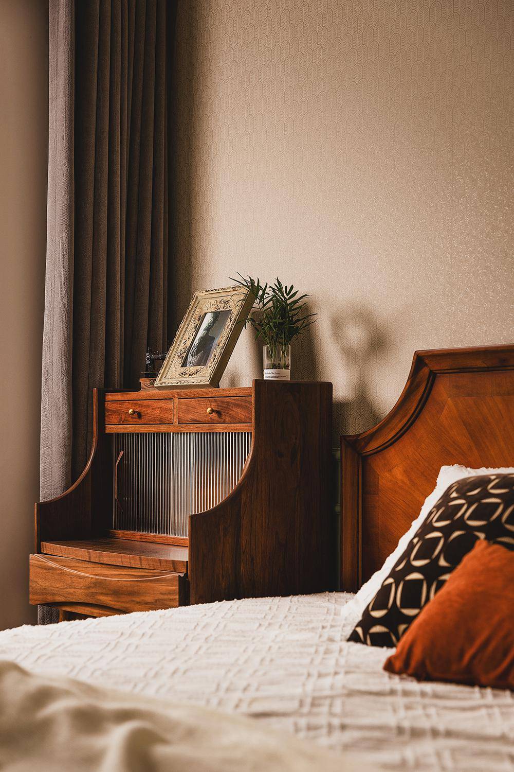 多乐士篝火太妃糖咖色墙砖 复古花砖过渡自然,加上百叶窗设计,配上