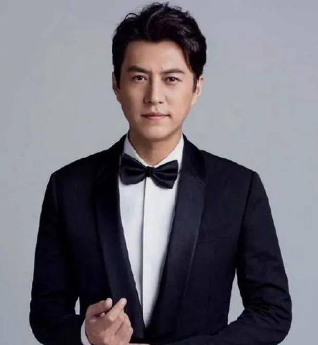 靳东近照引热议身材发福仍难掩儒雅气质硬笔字迹成焦点