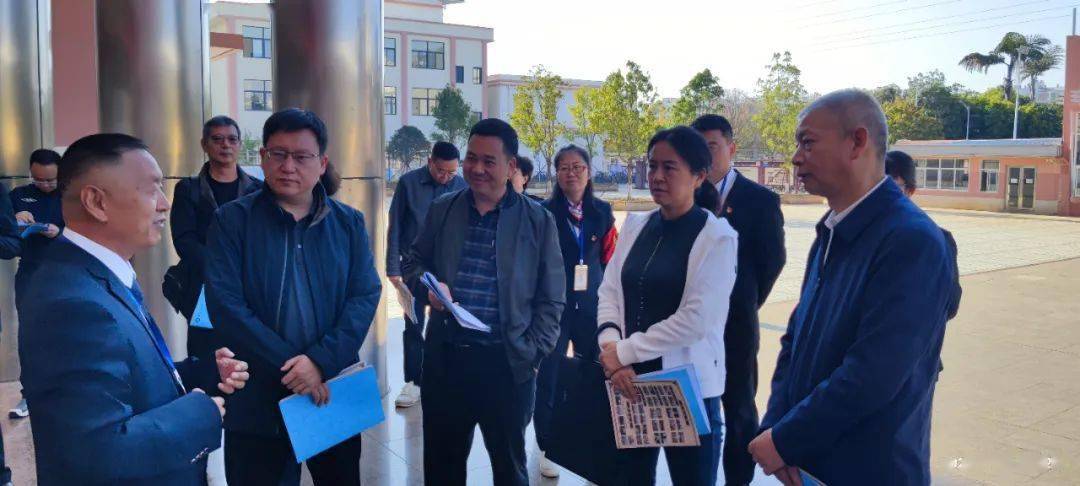 调查组分别深入凤凰小学,蒙自二小,蒙自三中,芷村镇中心学校等城区,坝