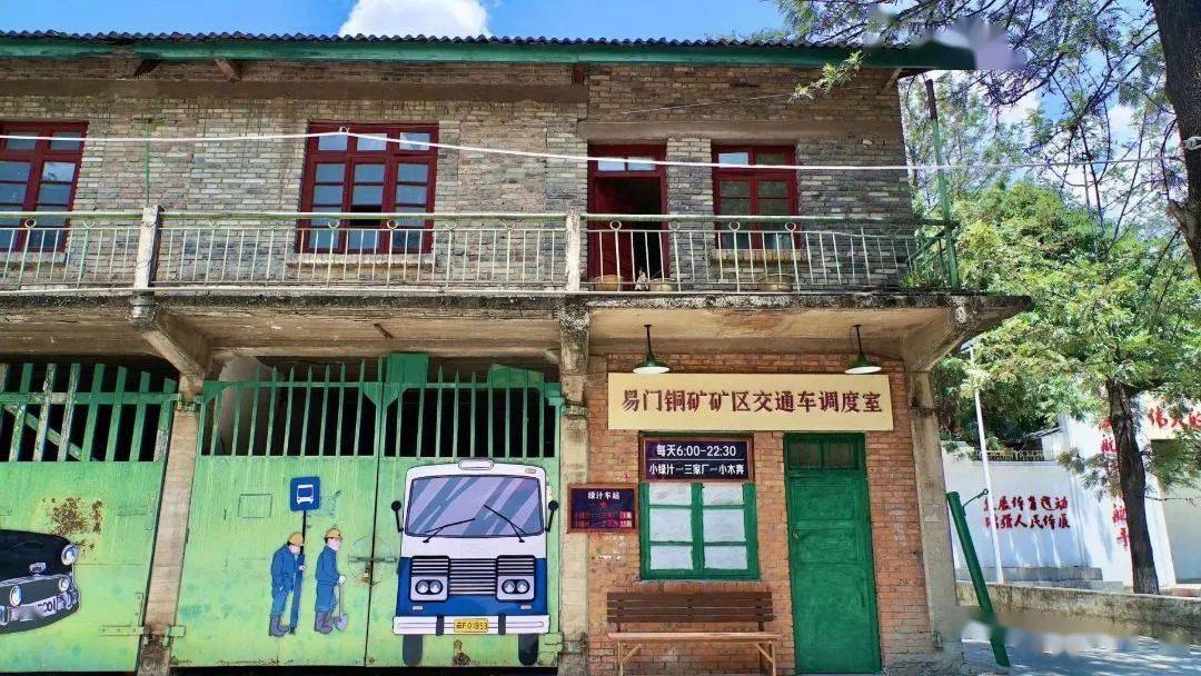 体育南路搭建60个展位,展销云南各地特色美食,展示易门特色文化旅游