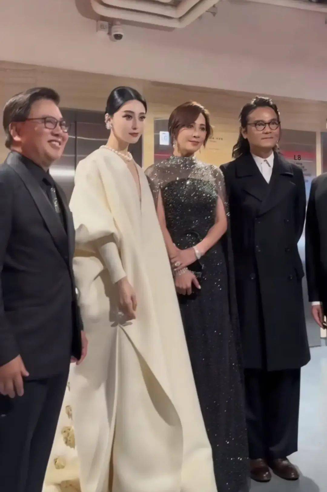 刘嘉玲范冰冰同框,有对比才知道她多老,人老珠黄不自信,范冰冰是漂亮