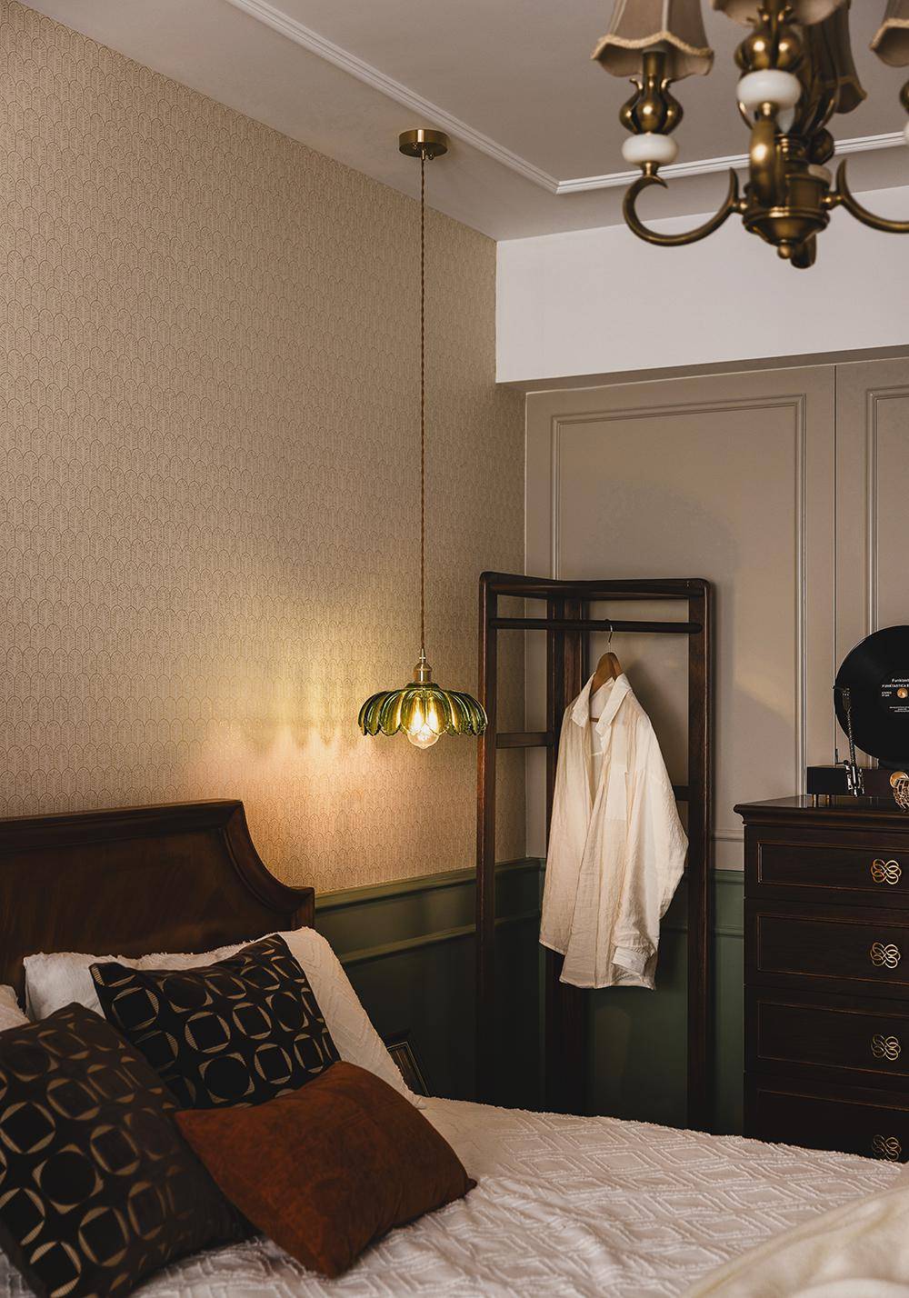 多乐士篝火太妃糖咖色墙砖 复古花砖过渡自然,加上百叶窗设计,配上