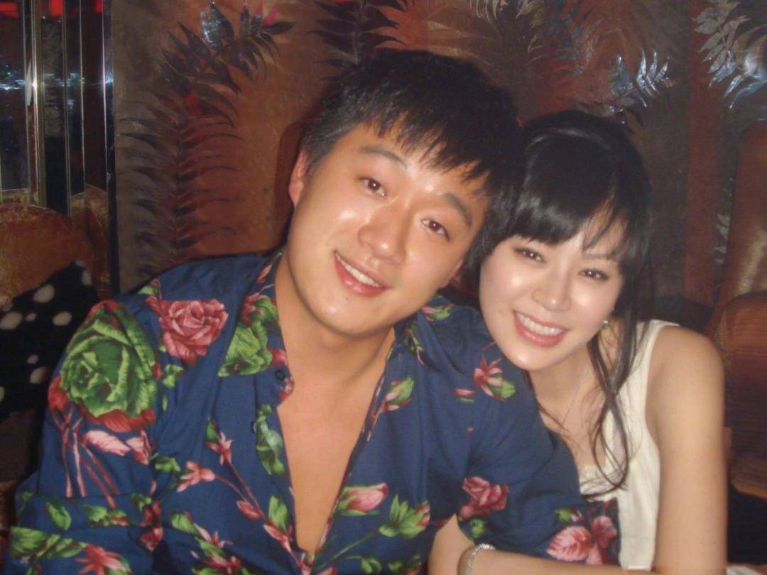 佟大为亲吻太太为其庆生,8岁儿子长相似爸爸,董璇母女登门道贺_关悦