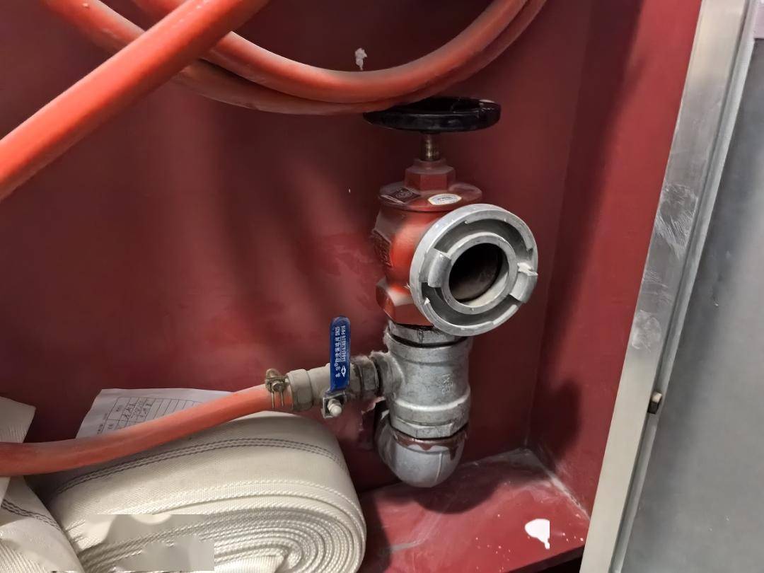 万霖俊都检查组对该小区存在的消防安全隐患已下达责令限期改正.