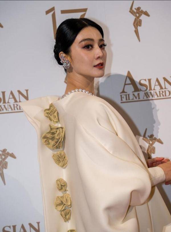 刘嘉玲范冰冰同框,有对比才知道她多老,人老珠黄不自信,范冰冰是漂亮