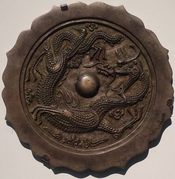 跃龙在渊中国国家博物馆藏铜镜上的龙纹解读