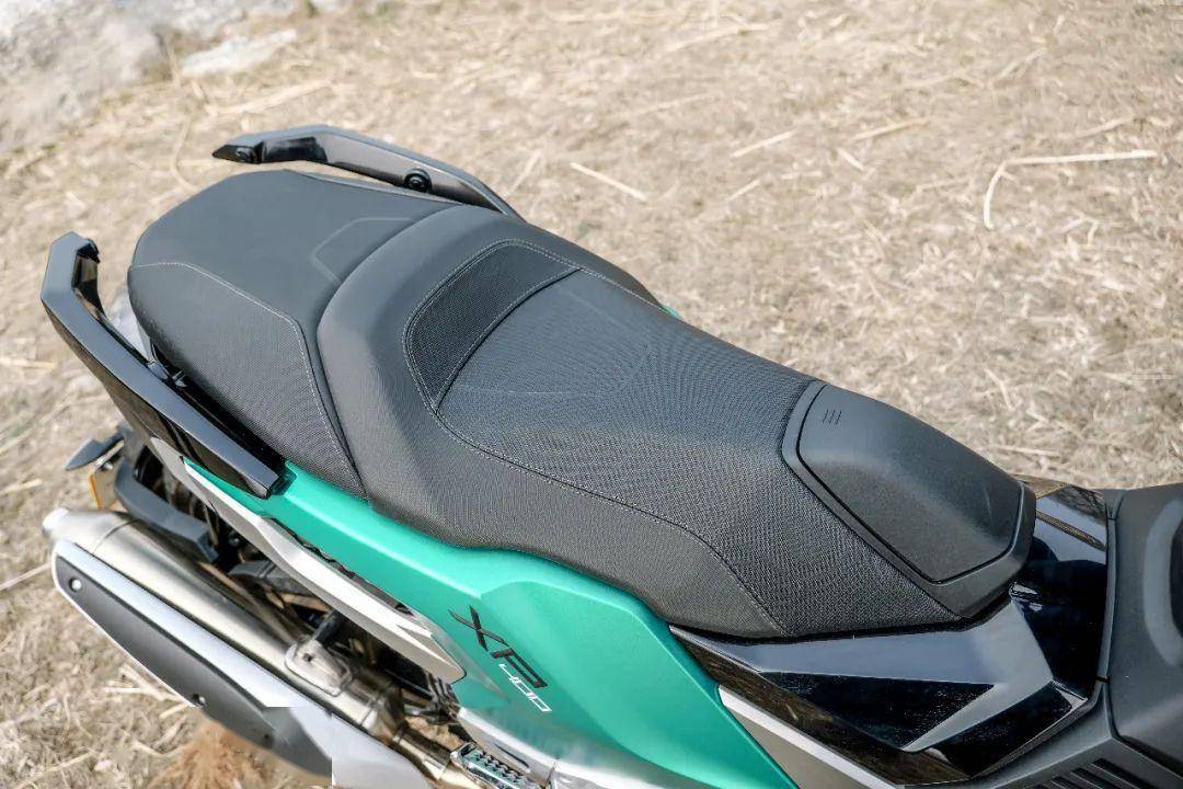 转速表是少见的从右往左转,液晶仪表的油耗和水温显示方式也独具特色