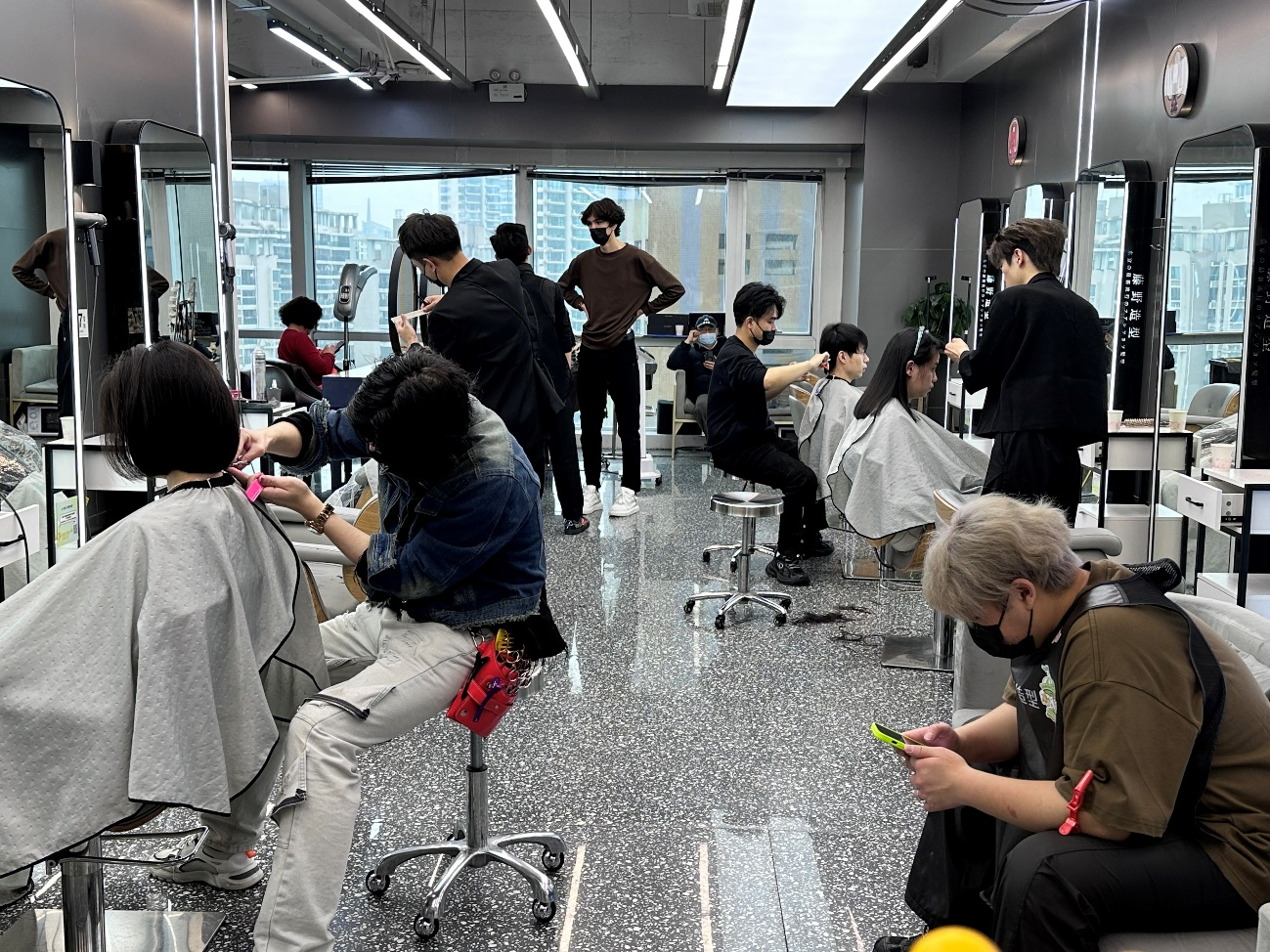 二月二龙抬头深圳理发店一天接待上百人