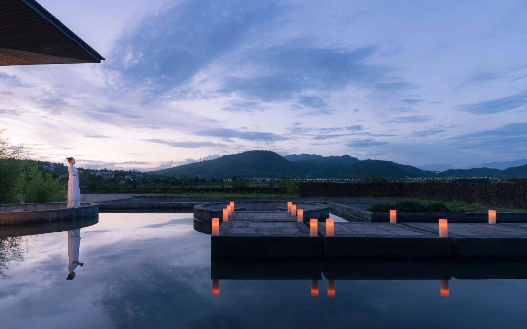 油菜花不输婺源樱花比日本更野这个花花世界竟还有温泉古镇神秘国牌