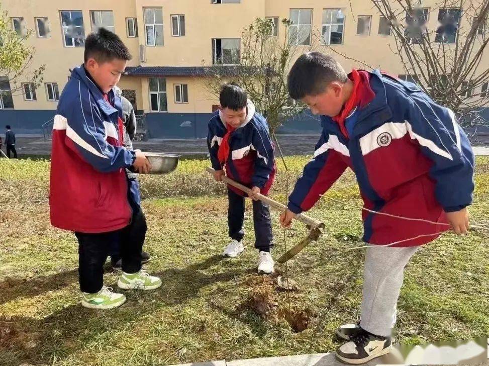 "植此青绿,不负春光"植树节活动,同时组织学生绘制黑板报,手抄报