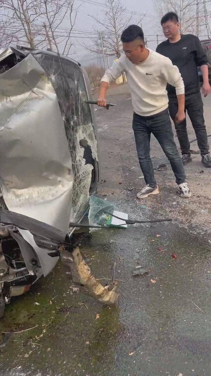 青岛好人面包车侧翻驾驶员被困众人砸车玻璃救援
