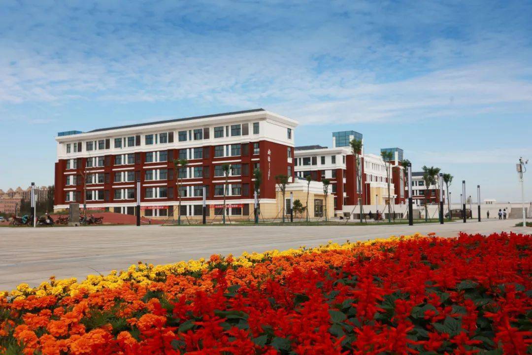 奔赴与春天的一场约会平邑一中创新部举行学农实践暨312植树活动