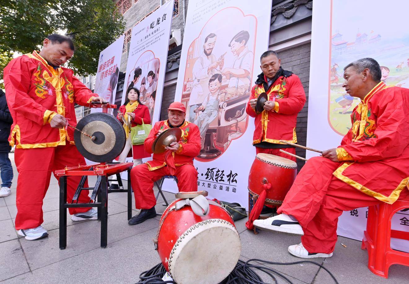 锣鼓队也忙得不亦乐乎 焦汉平 摄△舞龙表演 焦汉平 摄