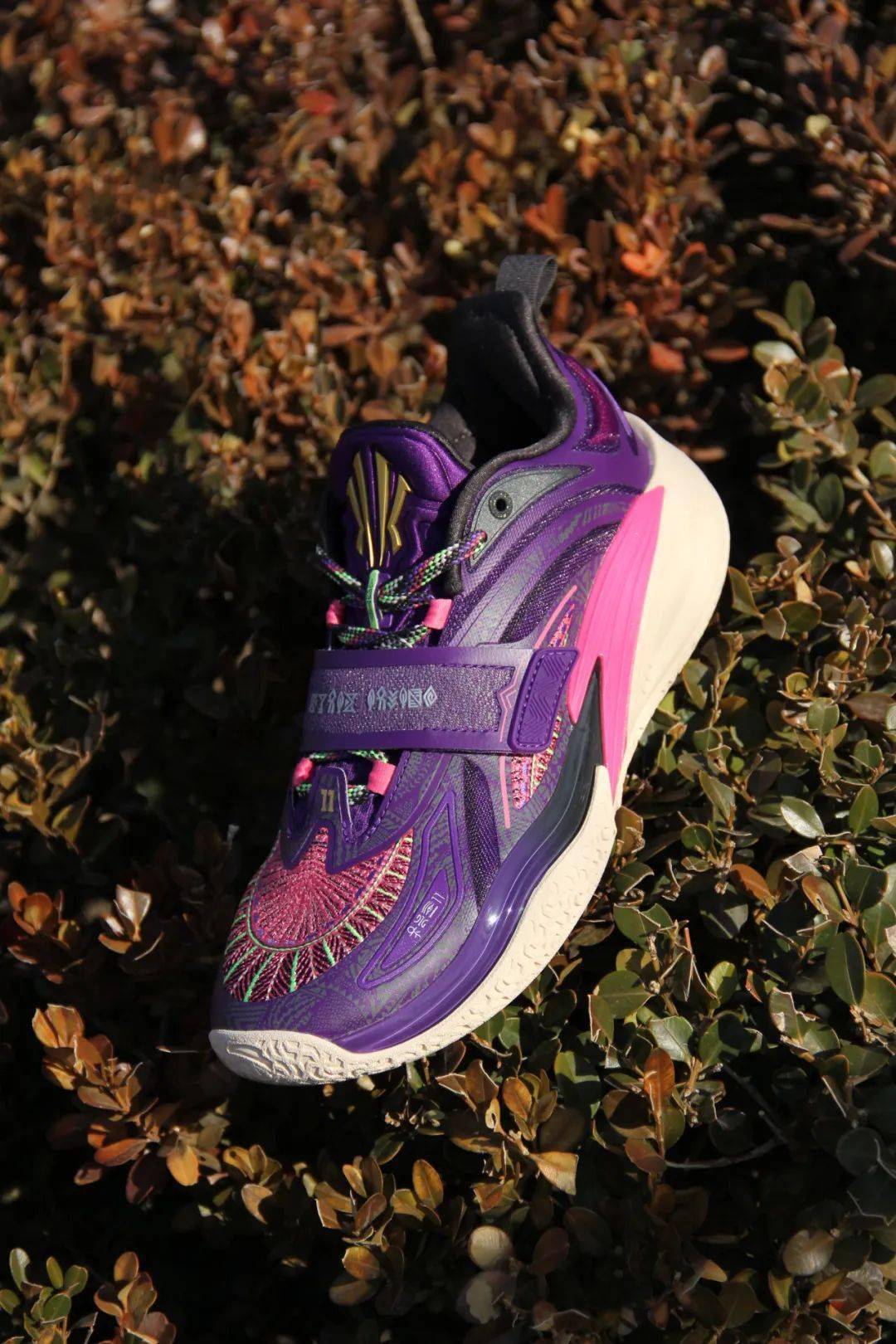 曾多次在训练与赛事中上脚安踏狂潮系列篮球产品,虽然狂潮系列定位为