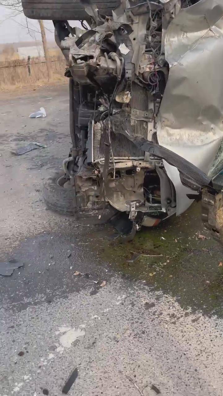 青岛好人面包车侧翻驾驶员被困众人砸车玻璃救援