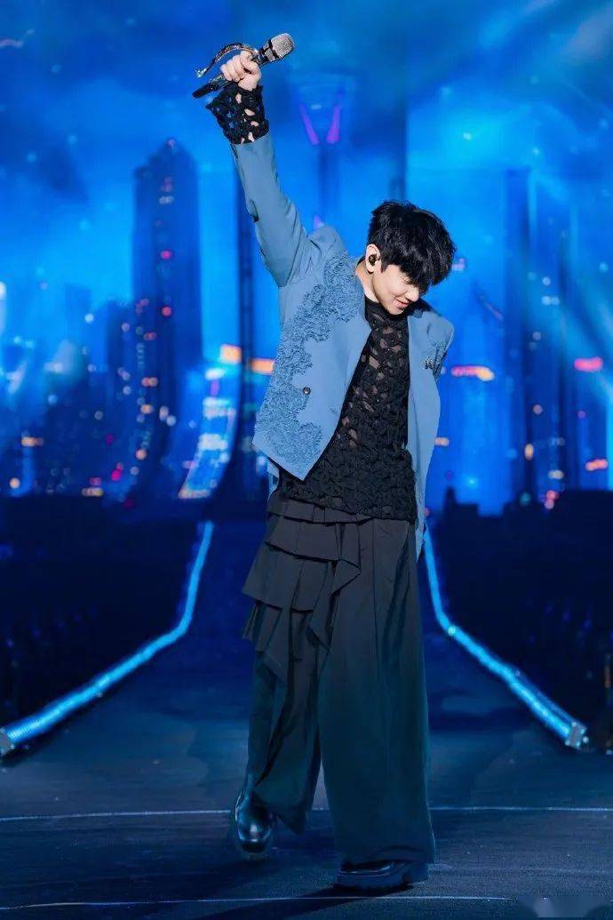 林俊杰演唱会突发观众齐喊倒闭