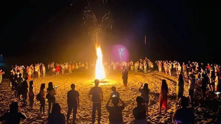 火锅,滑沙,篝火晚会我们将精心安排鸣沙山后山露营沙漠露营狂欢遥望