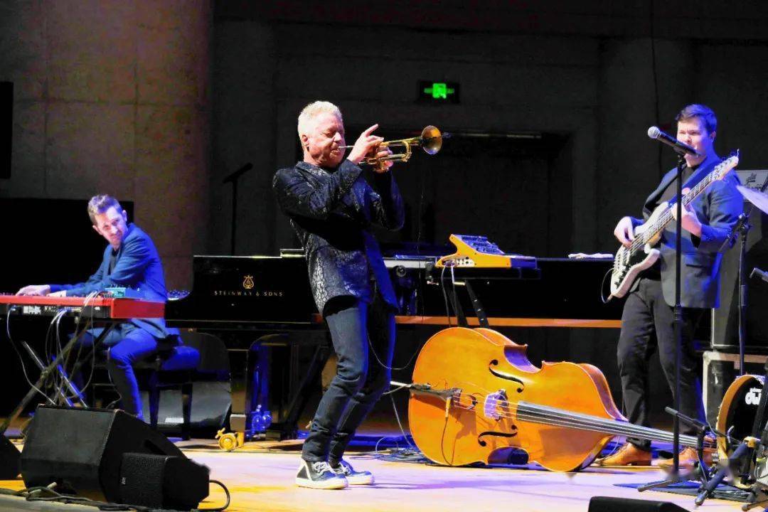 魅力十足火力全开小号巨星克里斯波提爵士乐现场燃爆京城