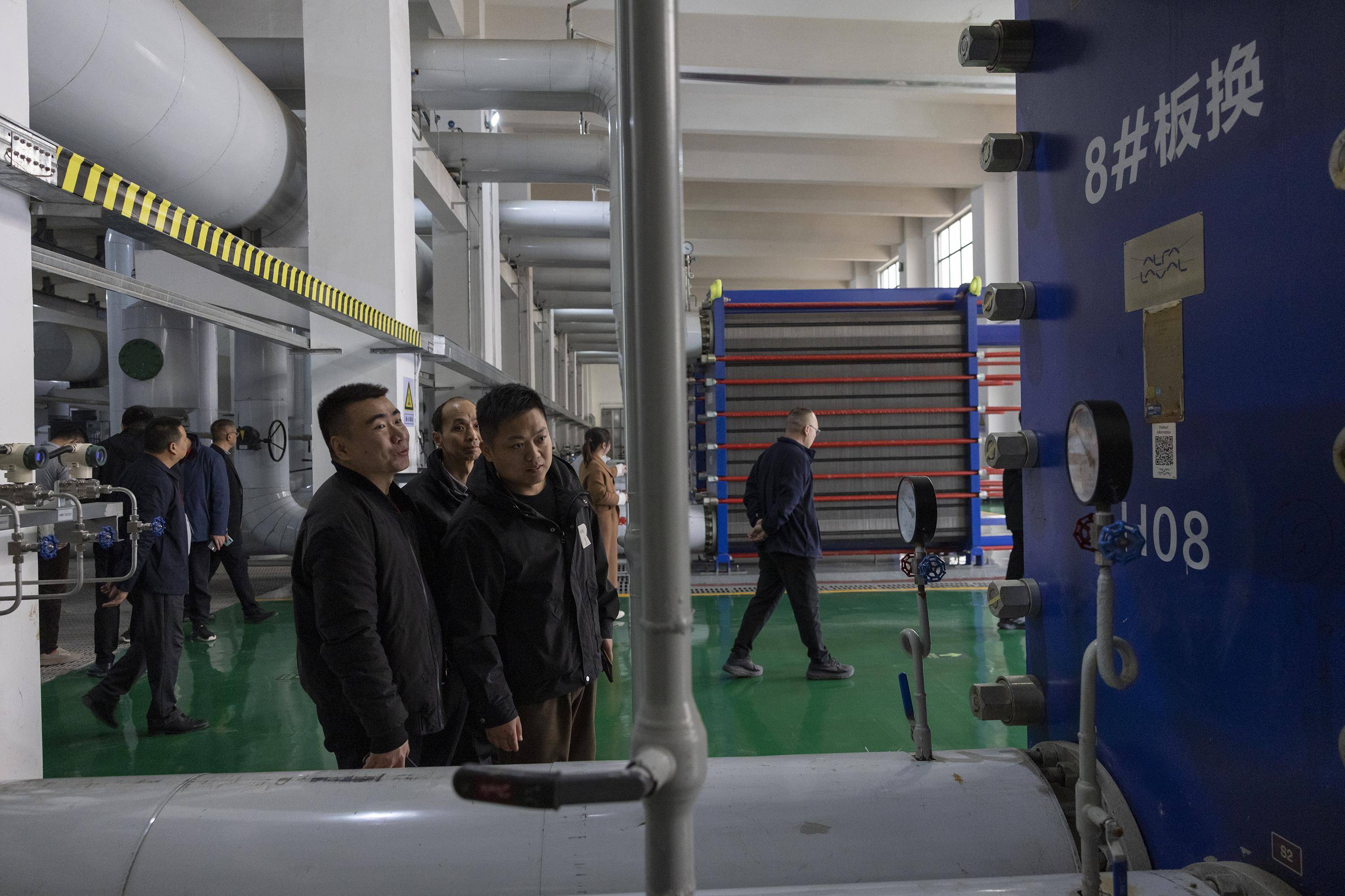 与会人员来到洛阳热力集团智慧供热大厅观摩热网监控系统,走进洛阳