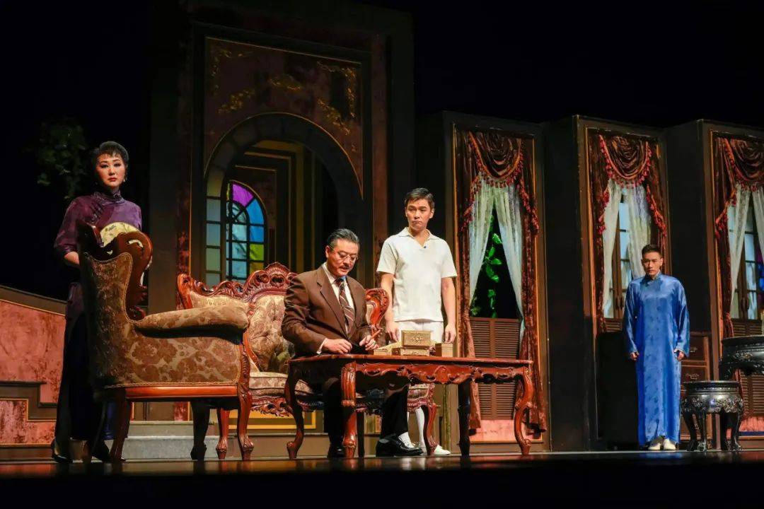 故事讲述了二十年代某年夏日的一个午后,从济南来到周公馆看望女儿四