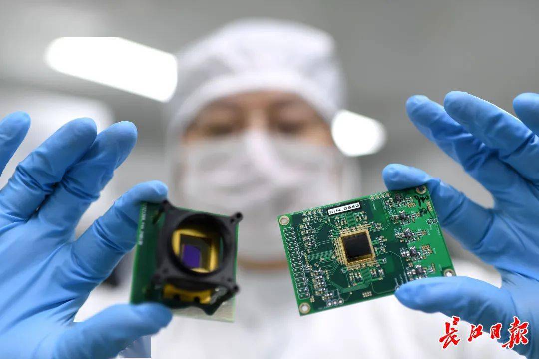 量子点红外探测成像做成的"视觉芯片"(右)及芯片封装模组(左)装到手机