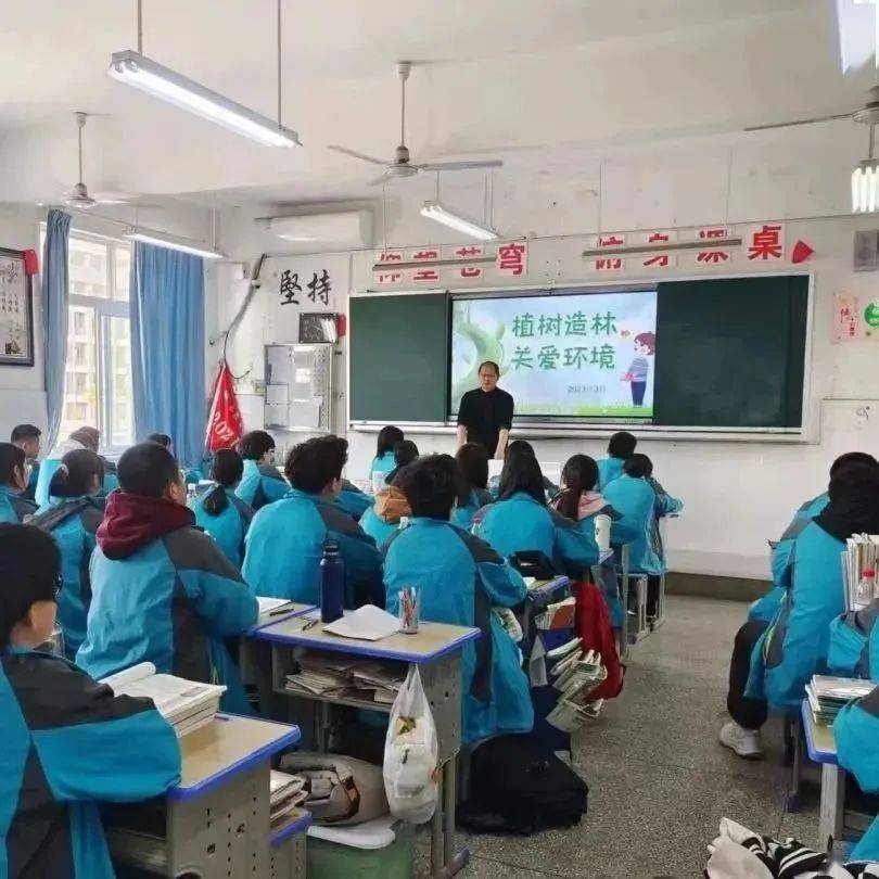 宣城市第三中学开展了"植此青绿 共赴春光"主题植树节系列活动,挖坑