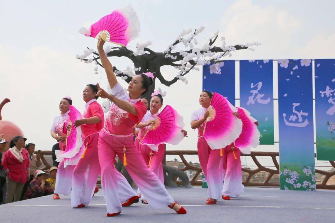 男声独唱《弥渡》▲花灯舞蹈《在希望的田野上》▲舞蹈《十大姐》