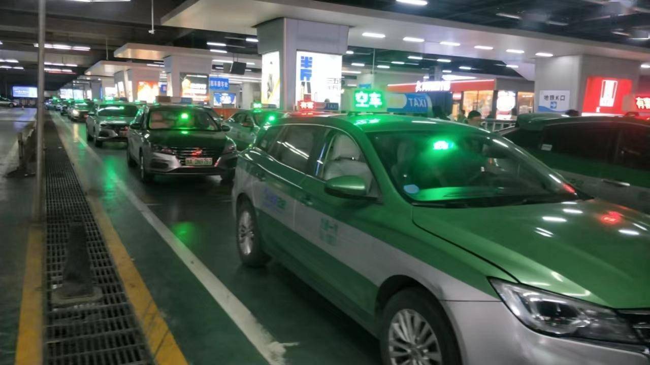乘坐出租车行驶郑州市高速公路免费路段不得向乘客收取过路费