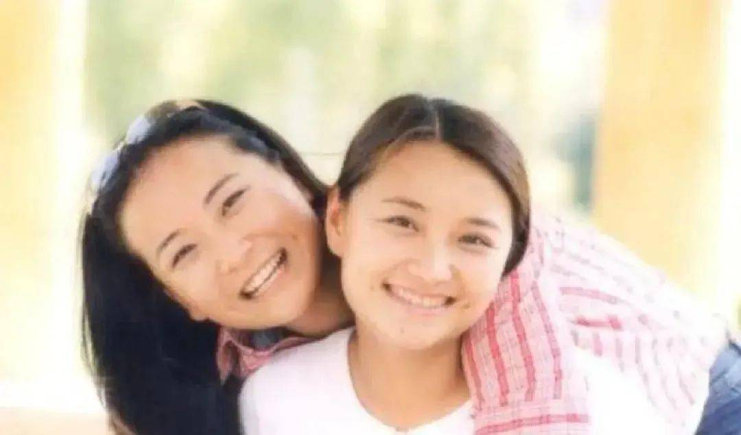 贾玲减肥100斤是骗人的公开露面的是姐姐贾丹网友太荒谬了