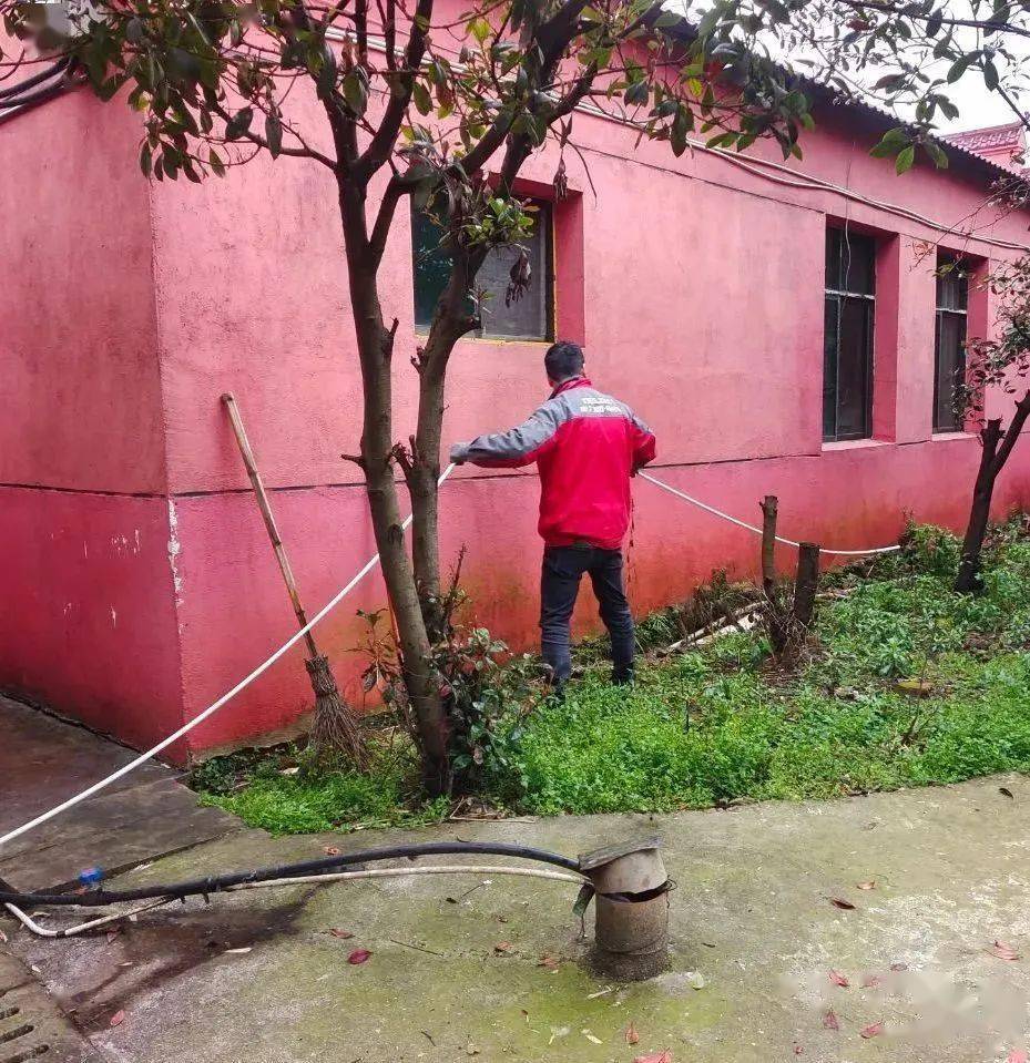 为让所有老人尽快"回家",鹄山镇便民服务中心主任欧阳耀金组织镇,村两