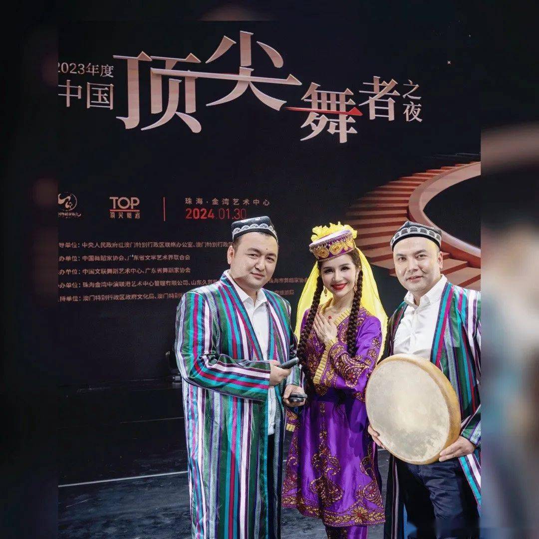 中央民族大学舞蹈学院手鼓:伊力亚尔·阿友甫 帕如克·多力坤表演
