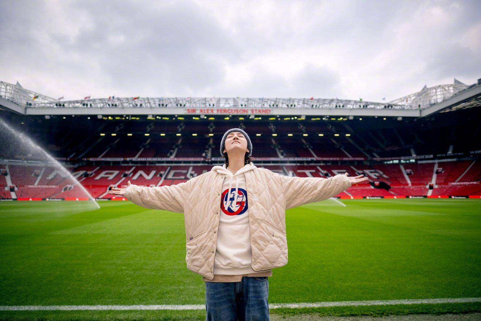 鹿晗重返梦剧场曼联官方五年之隔欢迎回家