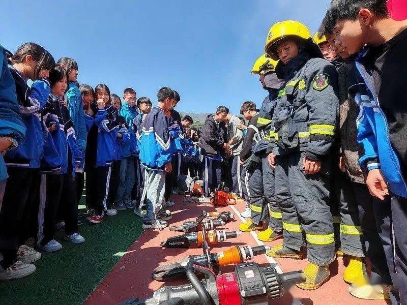 3月7日,升阳路特勤站深入保山市瑞积中学开展消防安全培训演练.