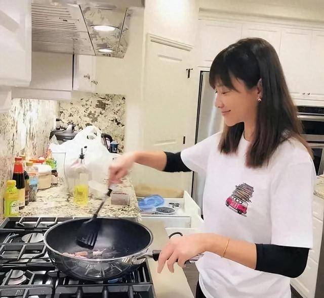 49岁徐静蕾近况曝光晒高端泳池照住在美国6年已吃成了胖美人