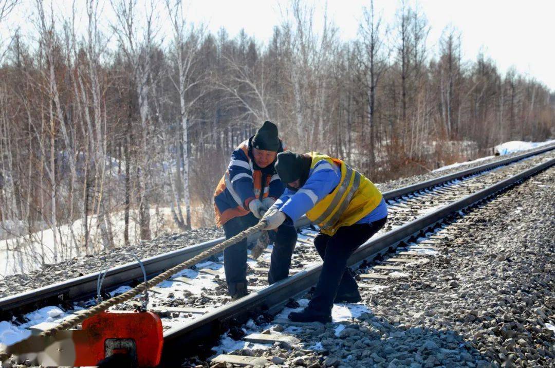 雪还没化嫩林铁路线上已经有了动静