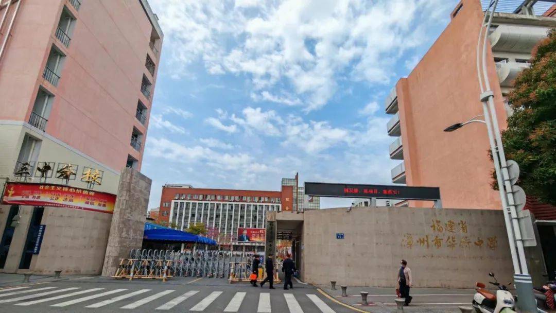 漳州一中分校(漳州七中)地址:漳州市芗城区芝山路51号公交车线路及