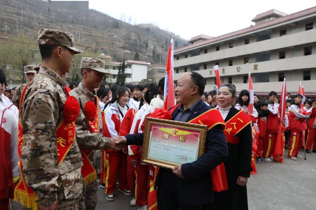 喜报毕节籍现役军人周杰二等功