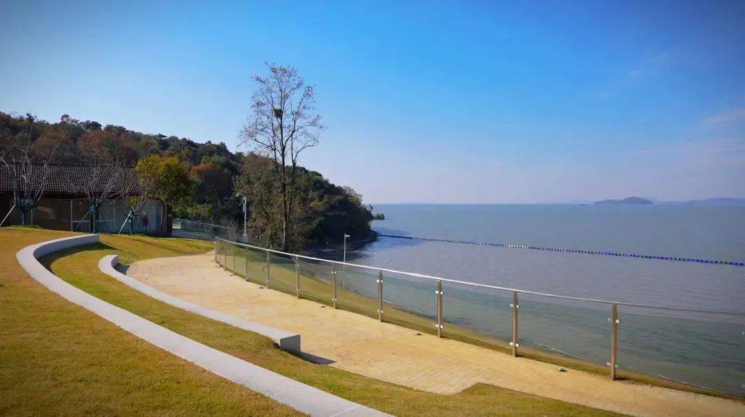 二字,既呼应了三万六千顷气势恢弘的太湖水,也是"红沙湾"三个字的谐音