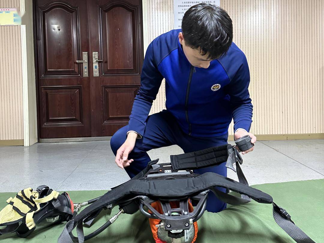 向火而生逆向前行火焰蓝绽放在金色的炉台上记消防新兵王玉阳的一天