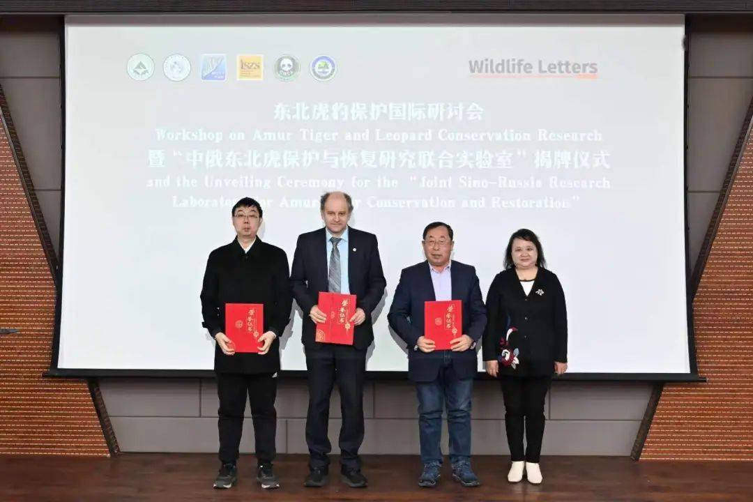 颁发聘书当天,国家林草局二级巡视员肖红,东北林业大学副校长刘守新