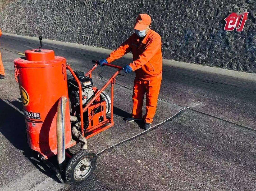 抢抓春季晴好天气,积极做好路面灌缝工作,严格按照"开槽准确,清缝彻底