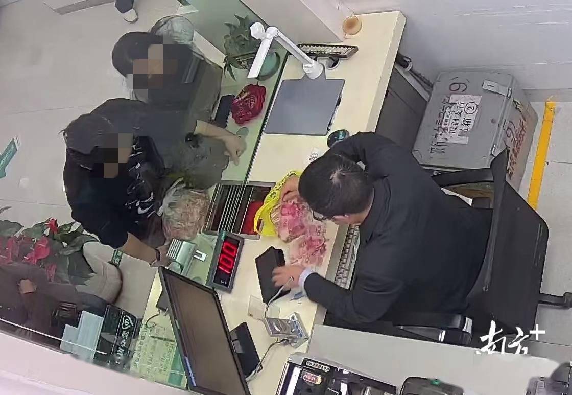 回南天惹祸老人10万元现金放抽屉全发霉了