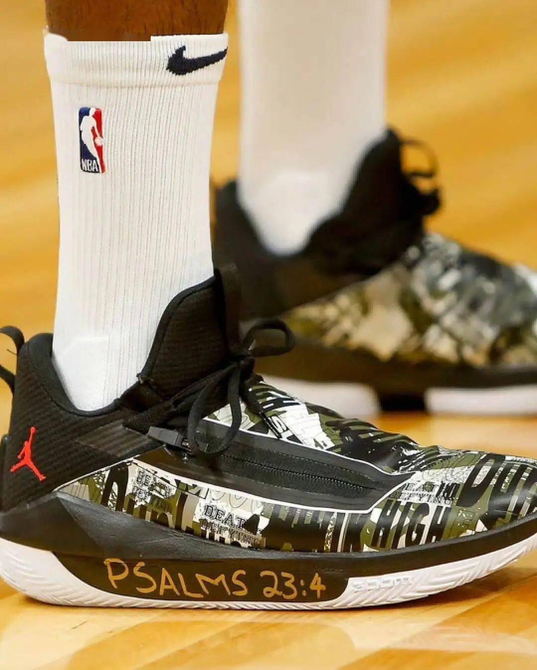 中底配置为全掌phylon泡棉 前掌zoom气垫,提供均衡稳定的场地感体验.