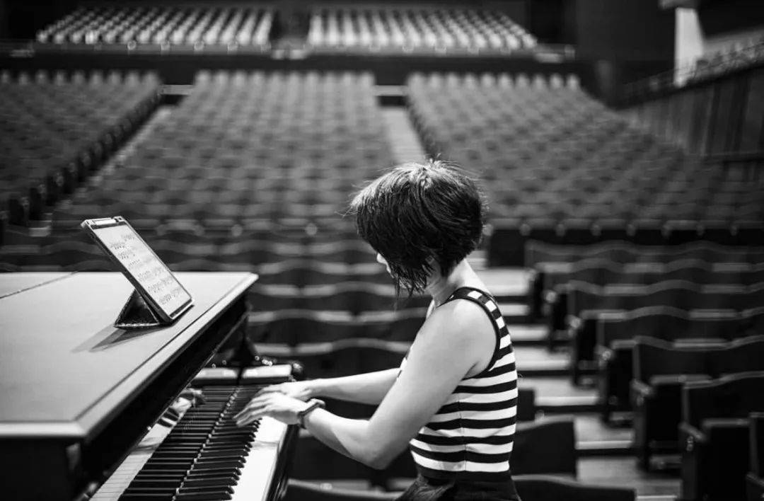 斩获首座格莱美穿短裙的钢琴魔女太飒了