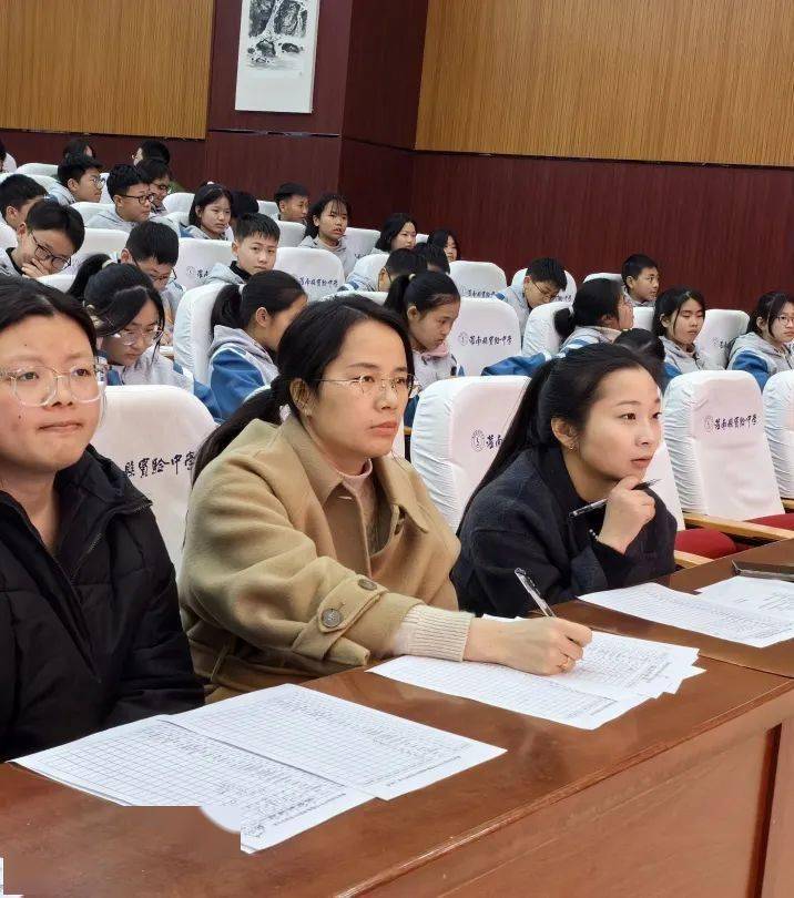 赞雷锋精神诵经典诗文灌南县实验中学举行七年级学雷锋朗诵比赛