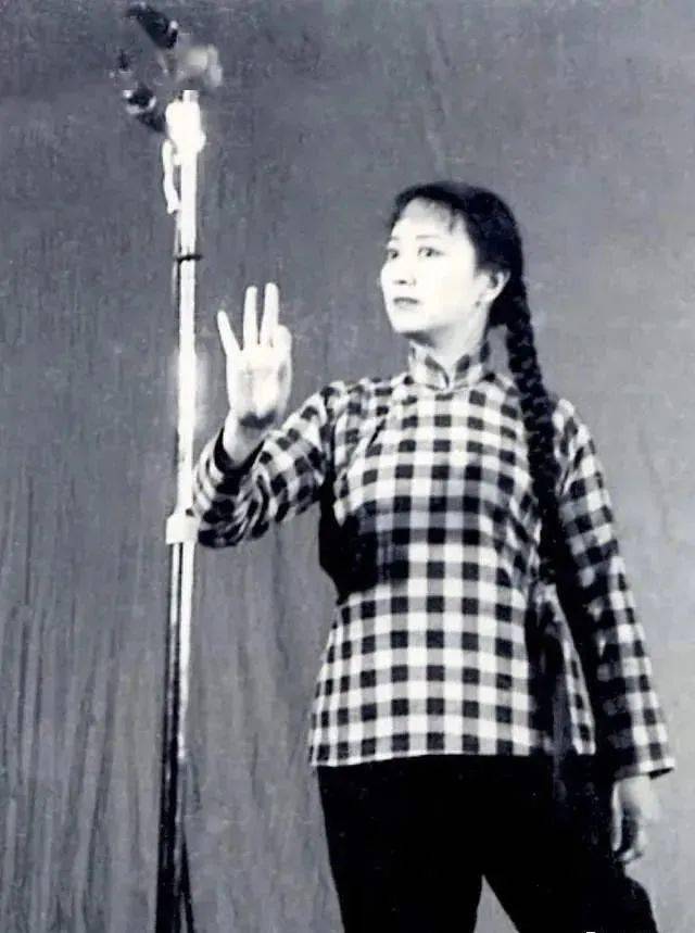 她曾是中国最美女演员是无数60后心中的女神如今已经90岁你还记得她吗