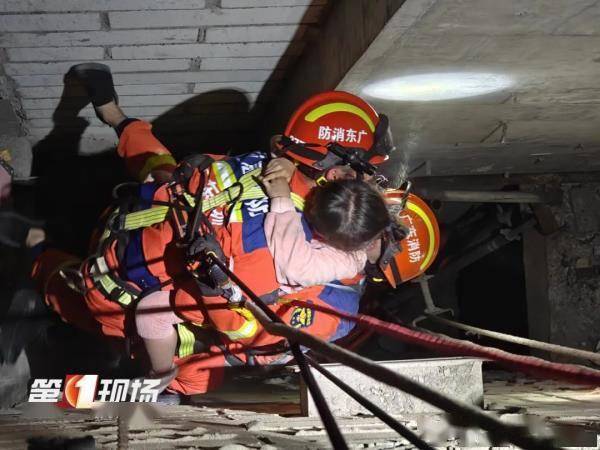消防员"夹缝中"救人_救援_女孩_公明