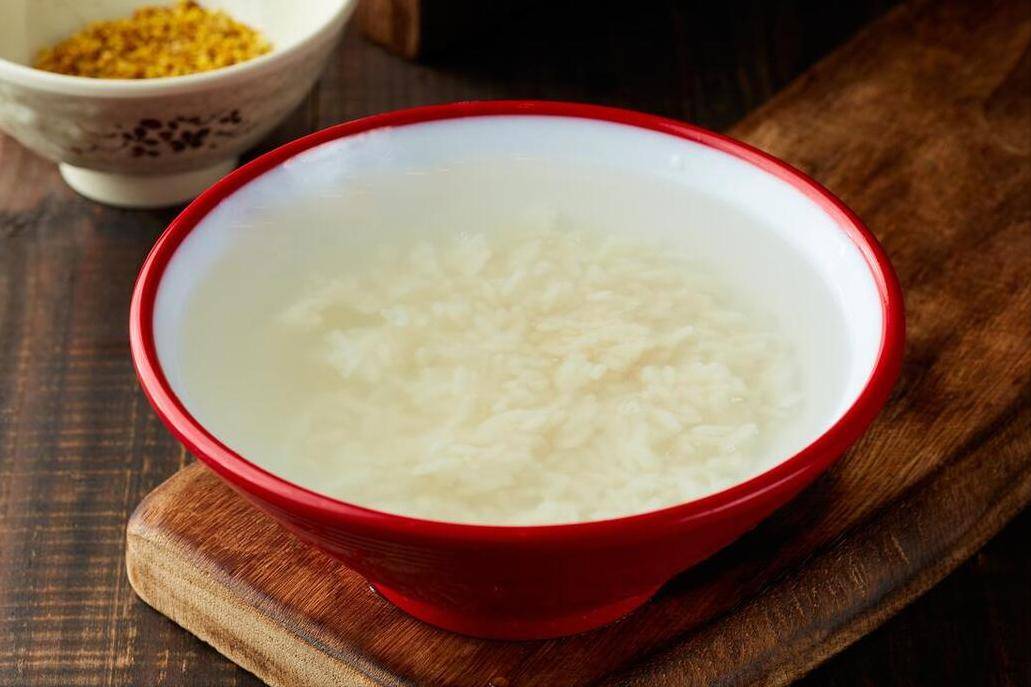 自制米酒切忌蒸熟直接撒酒曲多做1步酒香四溢出酒率高